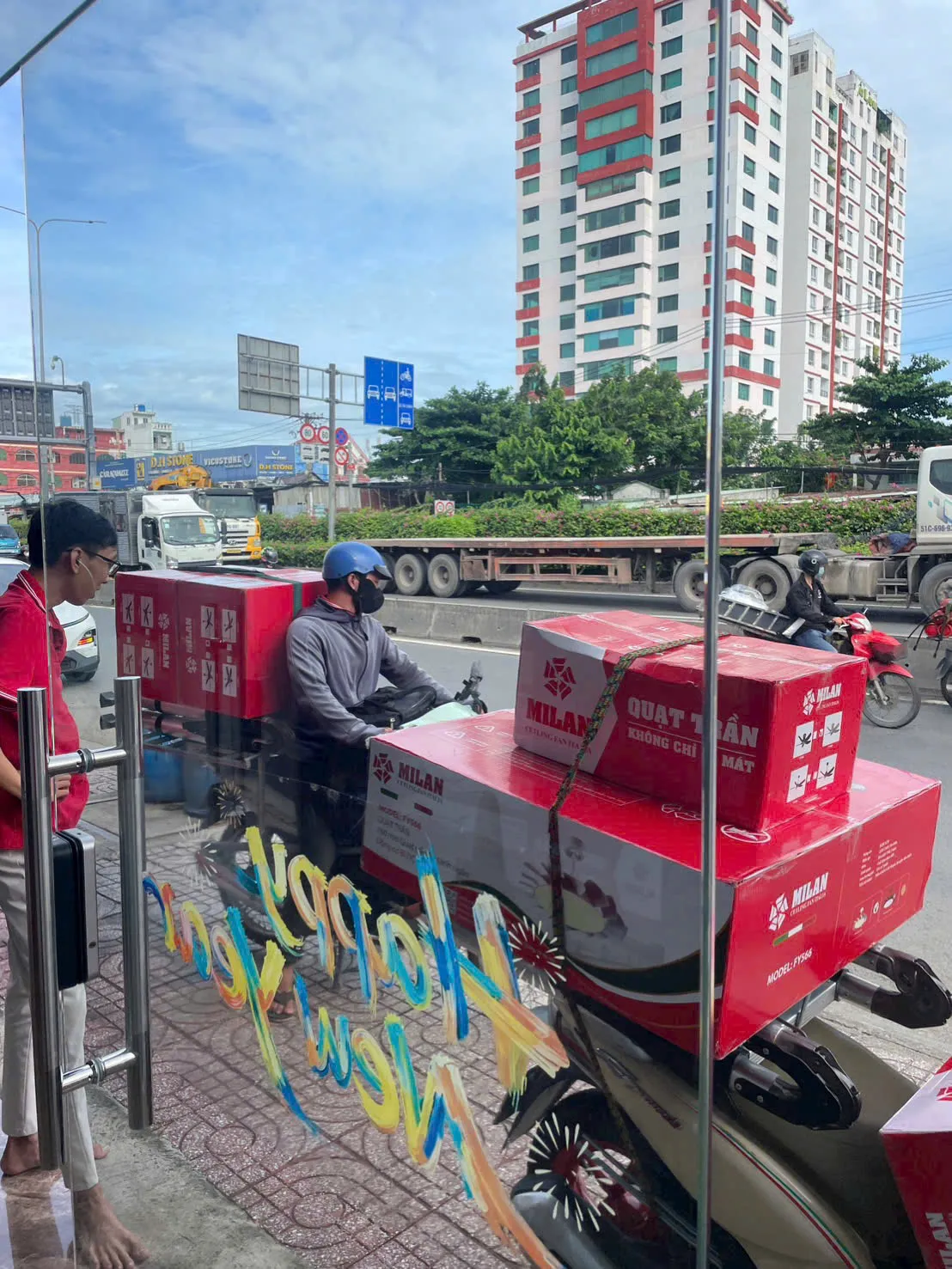 lắp quạt trần tại nhà khách hàng